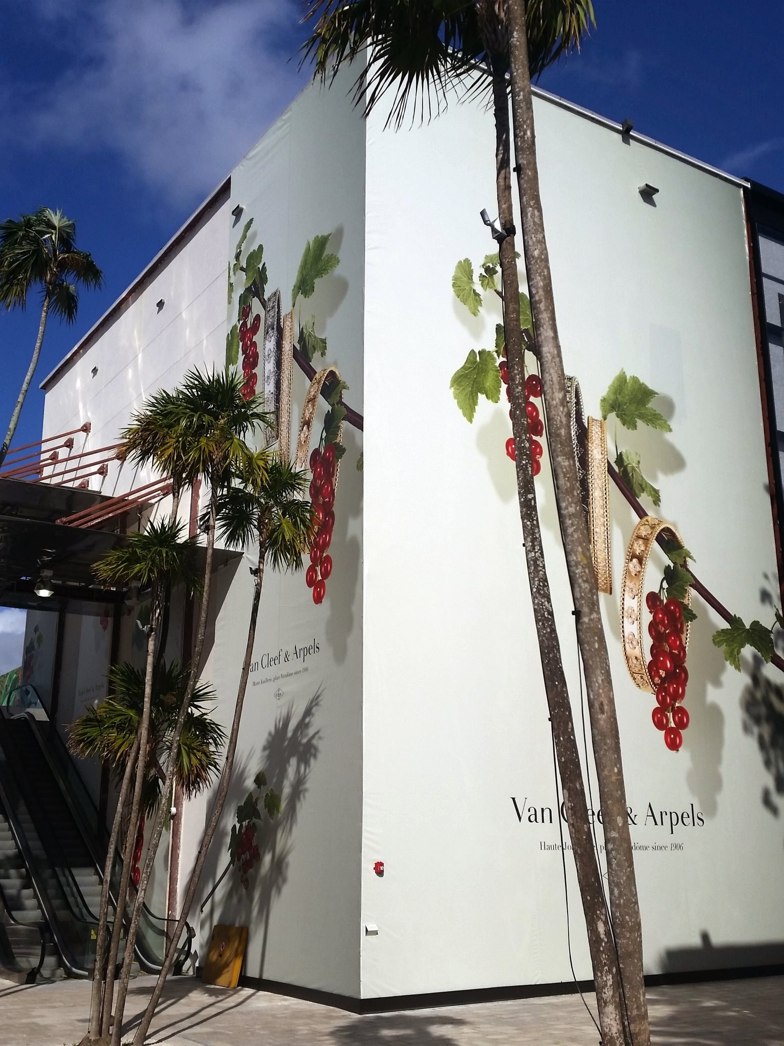 Graphic Installer for Banner Wraps | Building Vinyl Banner Wraps